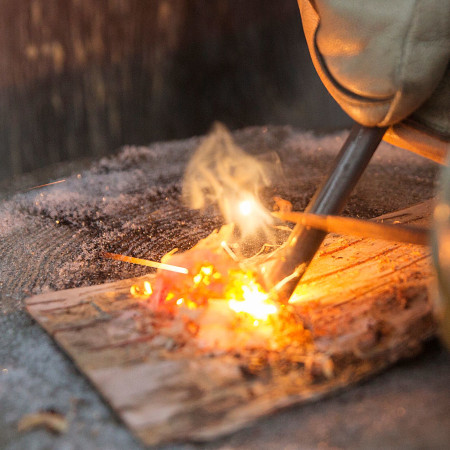 Jak rozdělat oheň na treku - od zapalovače po křemen