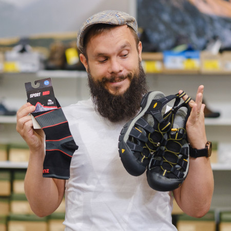 Vyvětrejte sandály. A ponožky? Klidně taky.