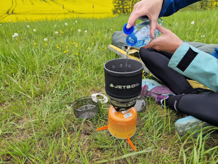 TEST: Jetboil MiniMo® – kompaktní vařič na turistiku, který zvládne i víc než jen ohřev vody