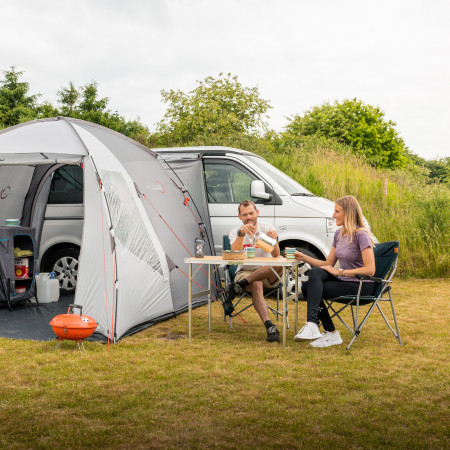 Pestrá nabídka kempingového nábytku