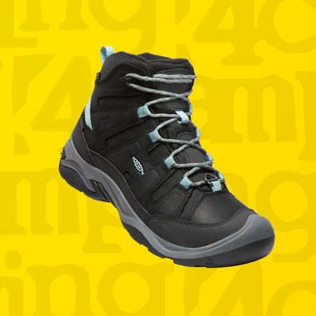 Vymetáme zimní boty. Musíme si udělat místo ve skladu.