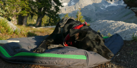 Jako v peřince - slevy na spacáky a karimatky až 55%