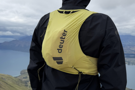 TEST: Deuter Traick 5 – lehká běžecká vesta na delší tréninky i den v horách