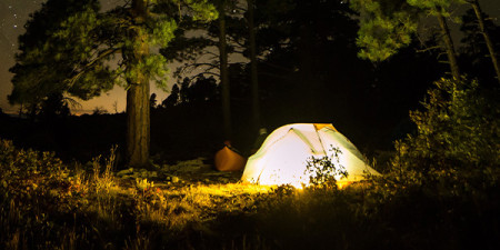 Spaní v přírodě - široká nabídka stanů, spacáků, karimatek