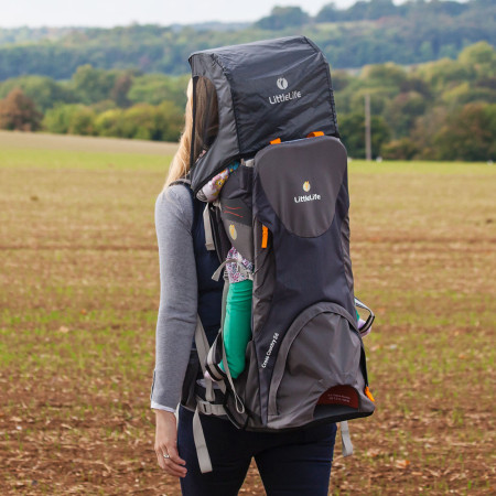 Stínidlo LittleLife Child Carrier Sun Shade-v akci