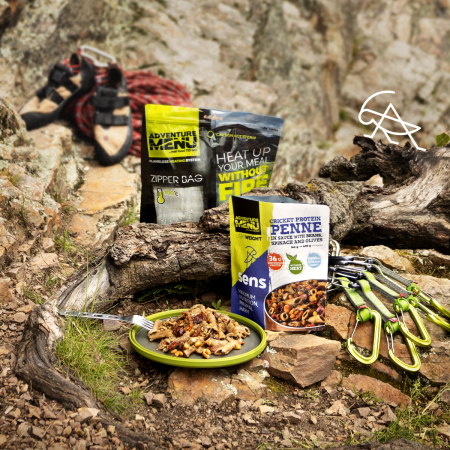 Hotové jídlo Adventure Menu Cvrččí proteinové penne v omáčce s fazolemi, špenátem a olivami